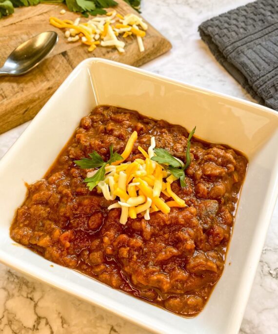 08 Beef Vegetable Chili & Bun.